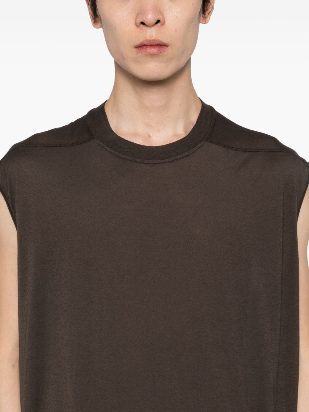 sleeveless T-shirt