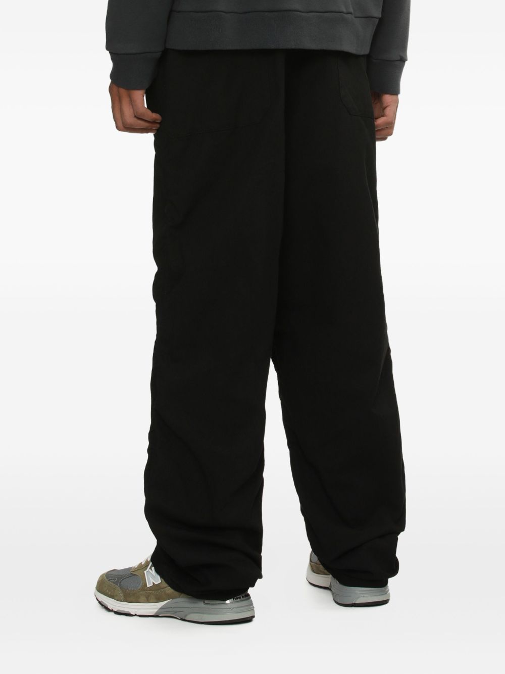 elastic-waist pocketed straight-leg trousers