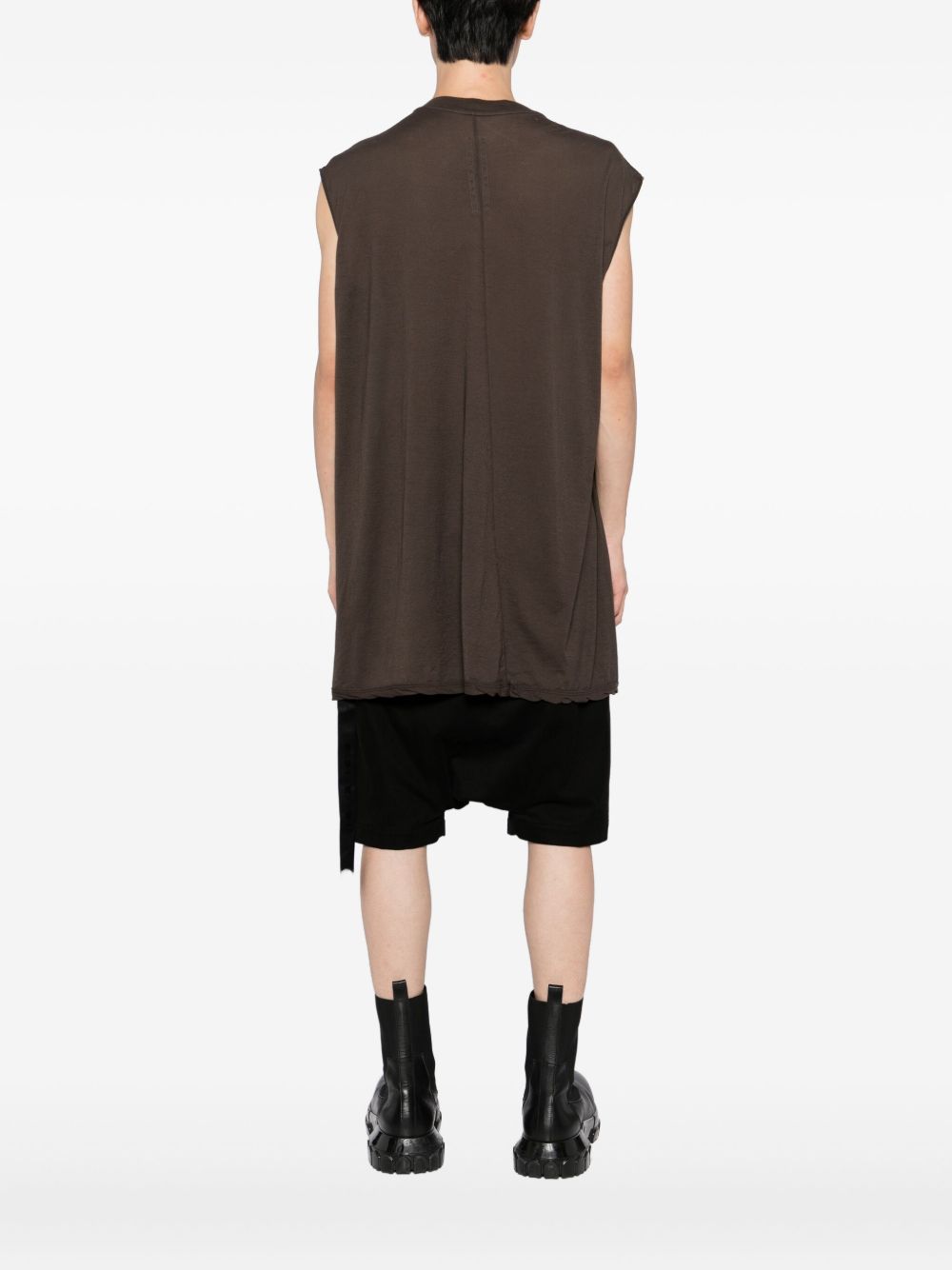 sleeveless T-shirt