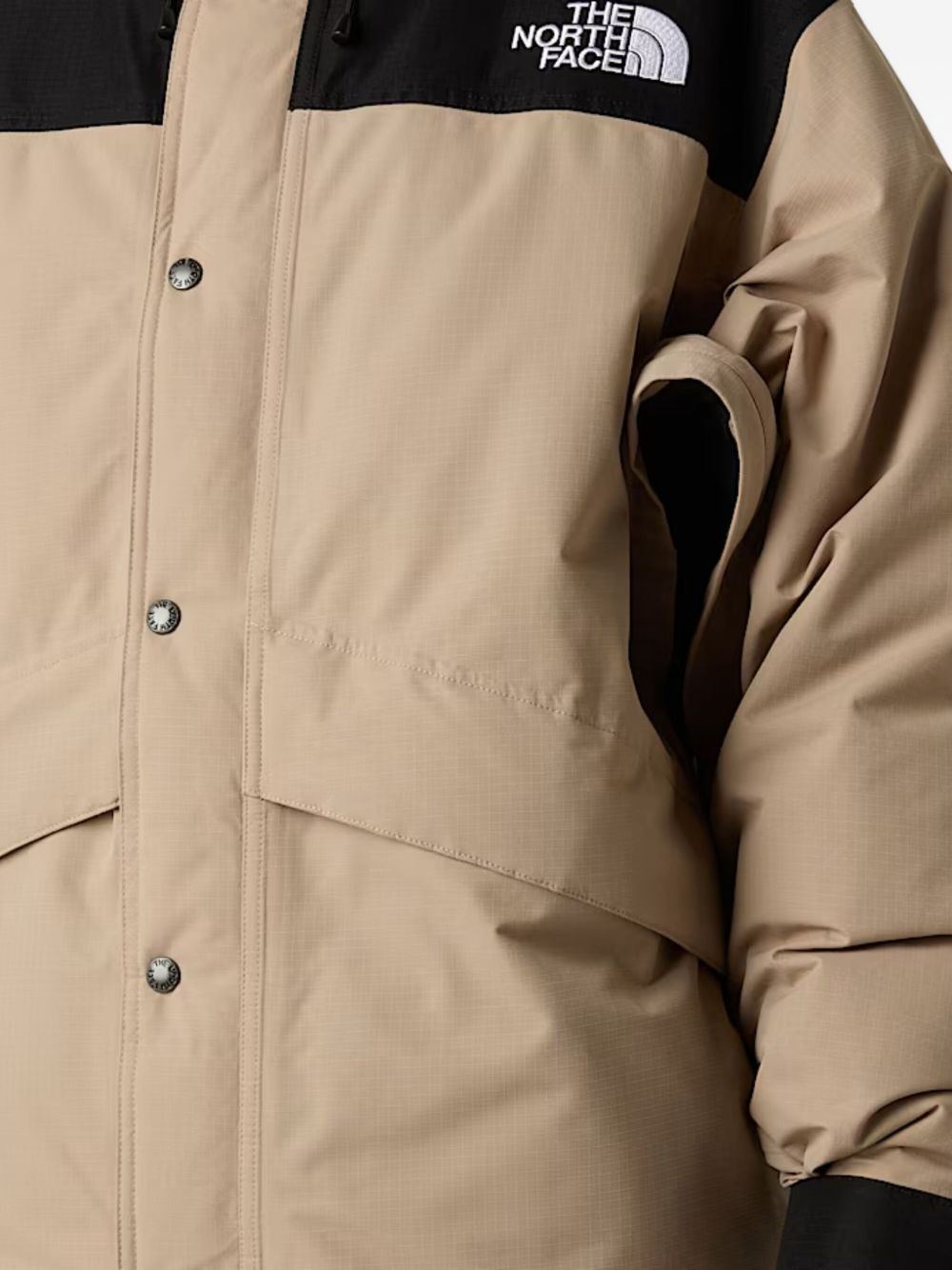 button-fastening hooded jacket