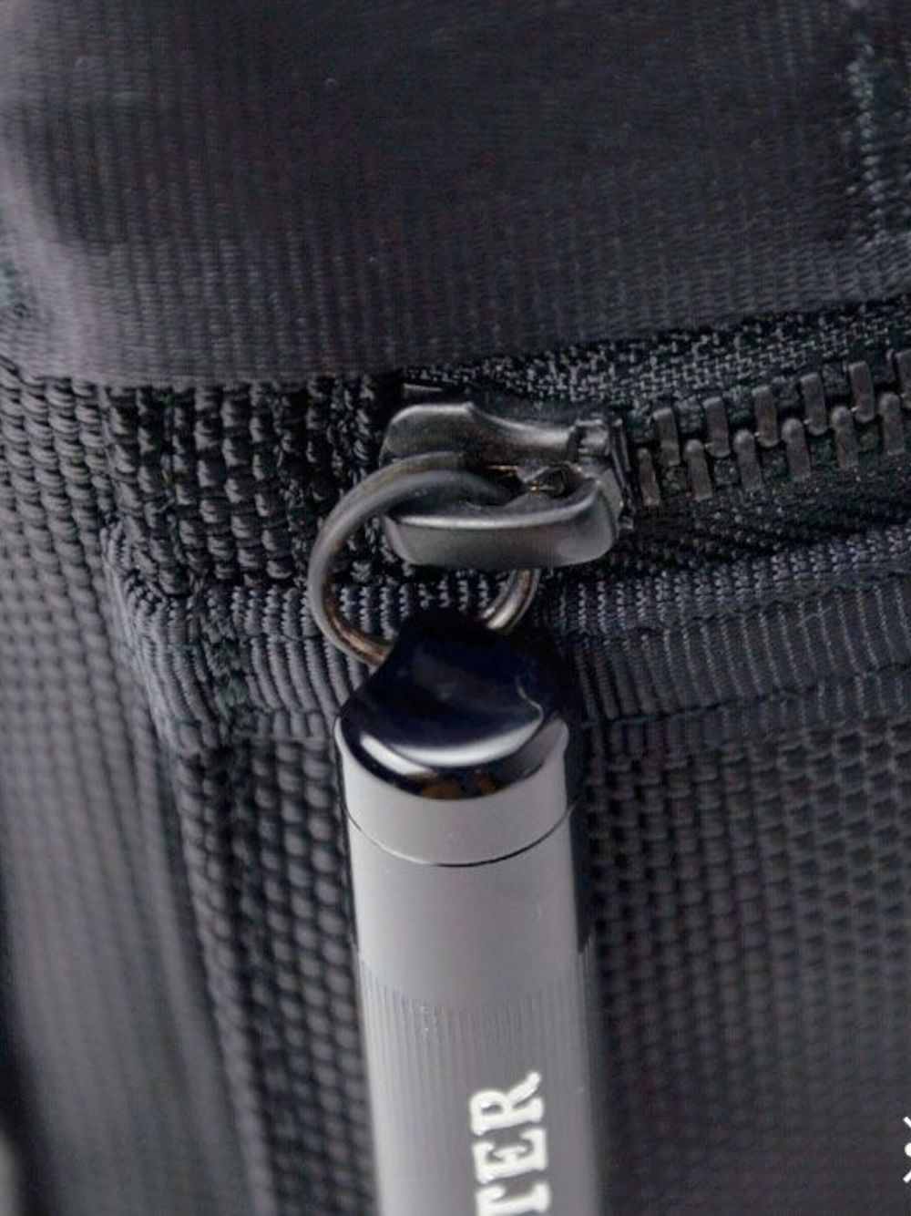 zip-fastening tote bag