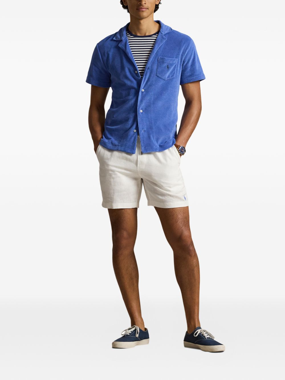 button-fastening chest-pocket shirt
