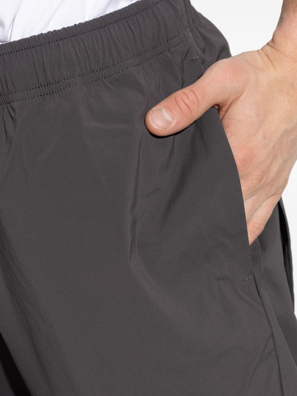 elasticated-waist trousers